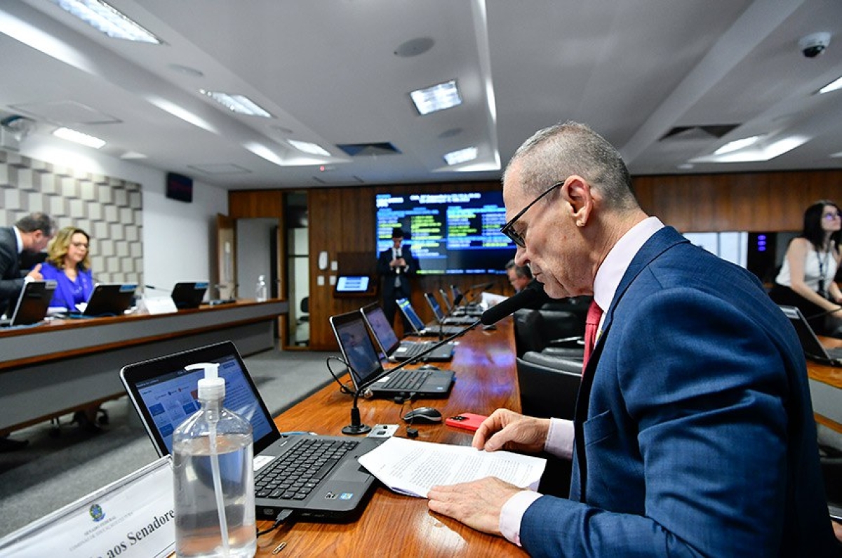 Contarato, relator: substitutivo garante que acesso às praias em áreas não urbanizadas será garantido por passagem entre imóveis privados, cedidos ao uso comum, a cada quilômetro ou distância inferior - Foto: Geraldo Magela | Agência Senado