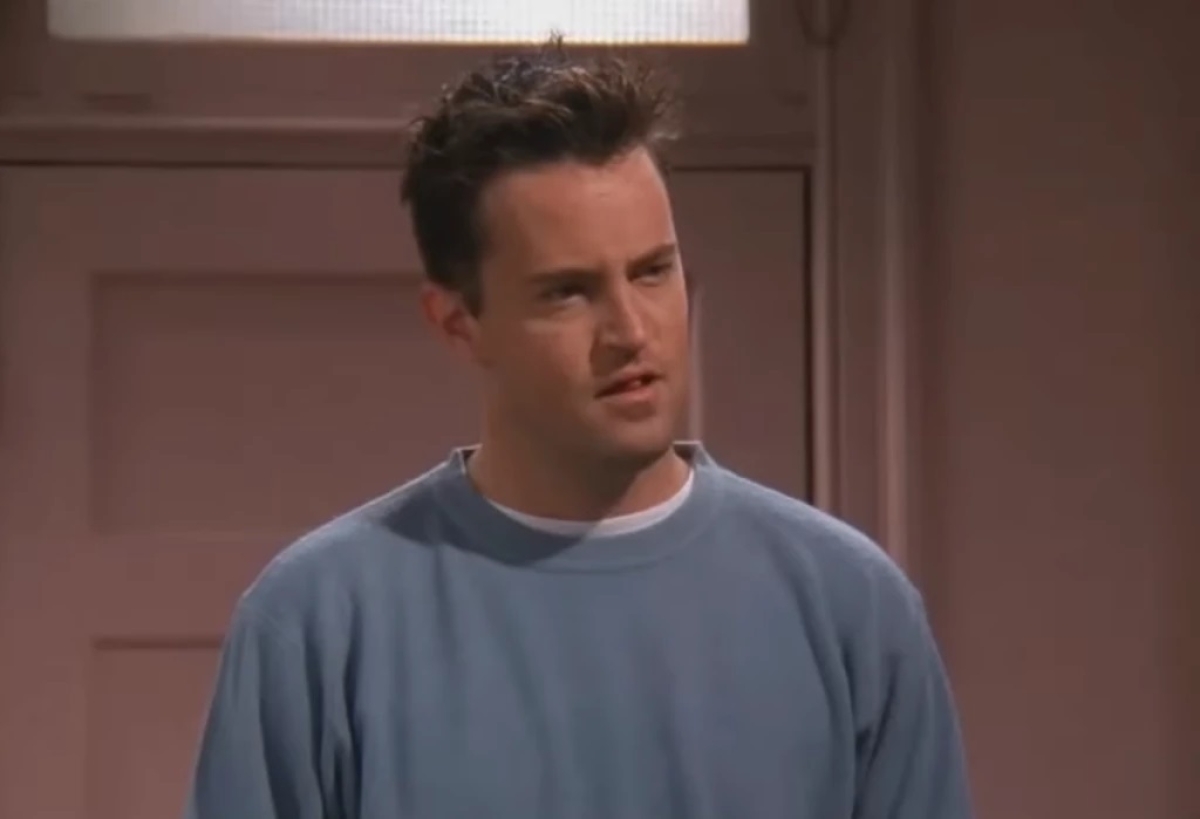 Ator Matthew Perry em cena de Friends - Foto: Reprodução | YouTube | CreatX