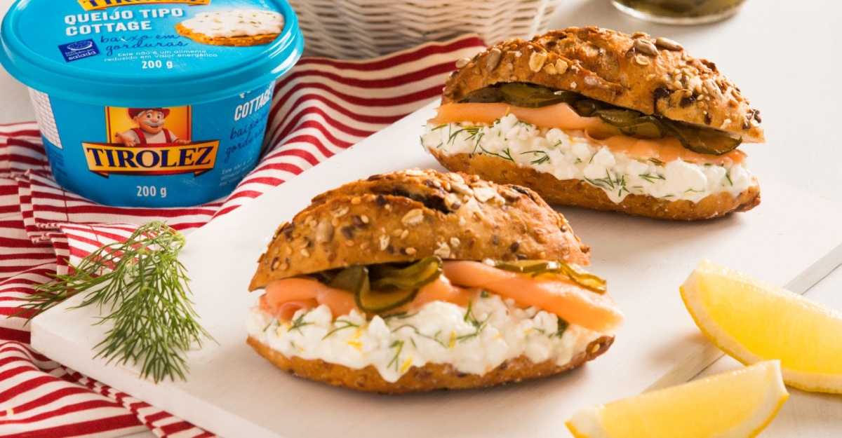 Sanduíche de salmão defumado com Queijo Cottage - Foto: Divulgação | Marca Tirolez