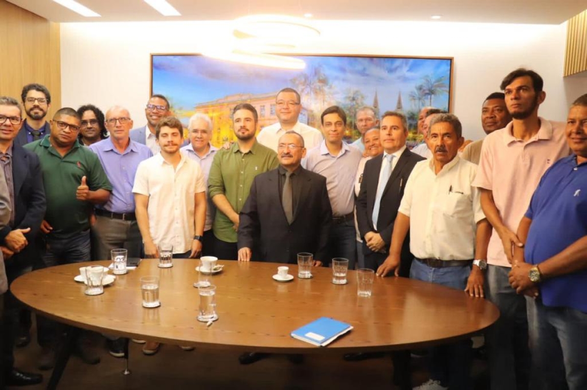 Superintendente da SMTT dialoga com representantes de táxis bandeira e transporte alternativo na CMA - Foto: China Tom | Prefeitura de Aracaju