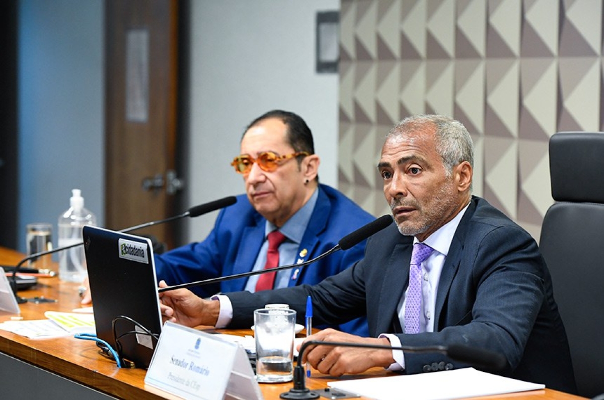Jorge Kajuru e o presidente da comissão, Romário, que relatou o texto - Foto: Roque de Sá | Agência Senado