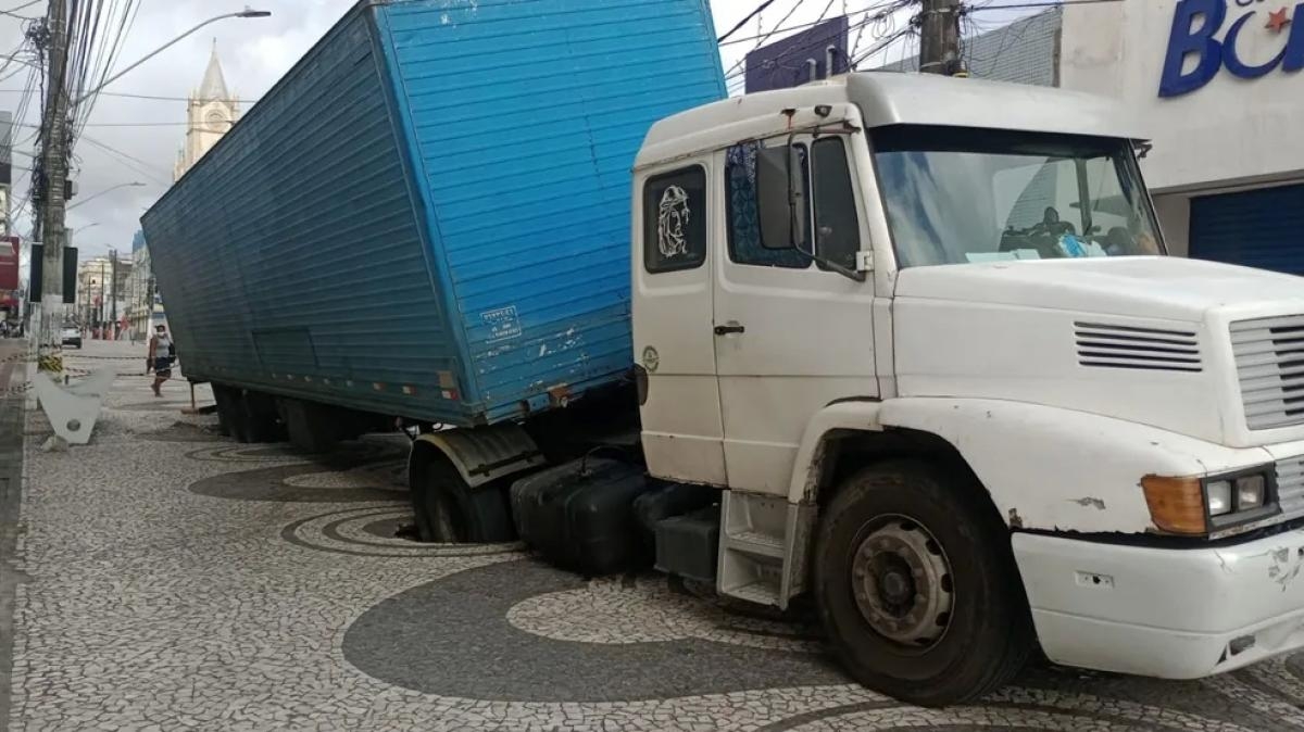 Motorista erra caminho e afunda carreta no Calcadão do Centro de Aracaju - Foto: SMTT Aracaju