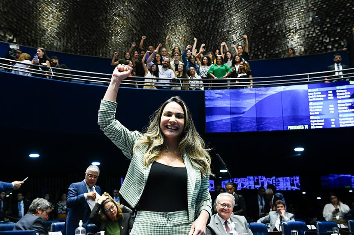 Relatora, Ana Paula Lobato celebra a aprovação do texto no Plenário em 24/10, com sanitaristas na galeria - Foto: Marcos Oliveira | Agência Senado