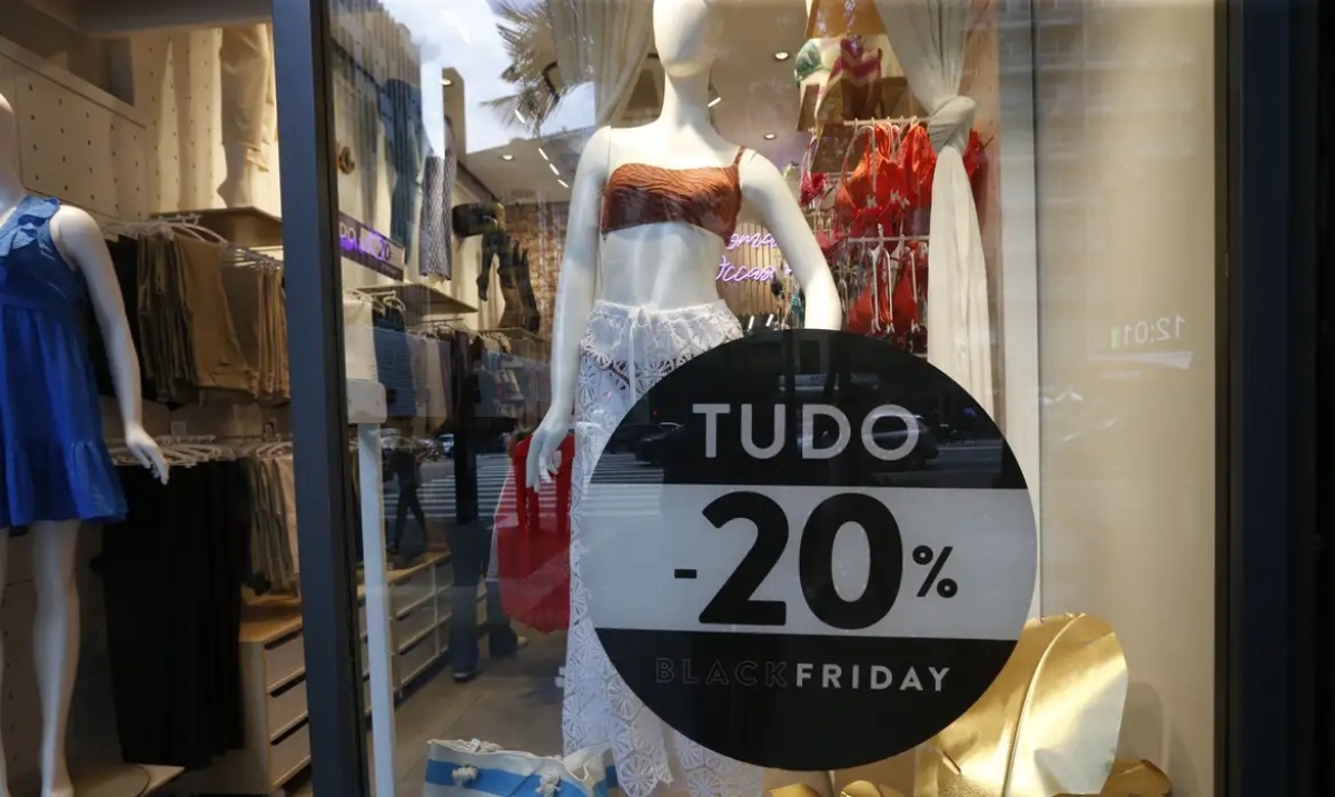 São Paulo (SP), 22.11.2023 - Fachada de lojas na Avenida Paulista com ofertas da Black Friday - Foto: Paulo Pinto | Agência Brasil