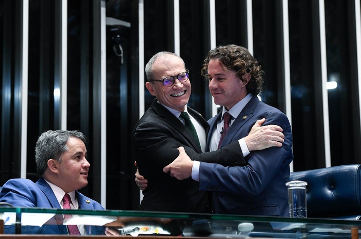 Relator, Contarato celebra o resultado com Veneziano, que preside a sessão, sob o olhar atento de Efraim Filho - Foto: Jefferson Rudy | Agência Senado