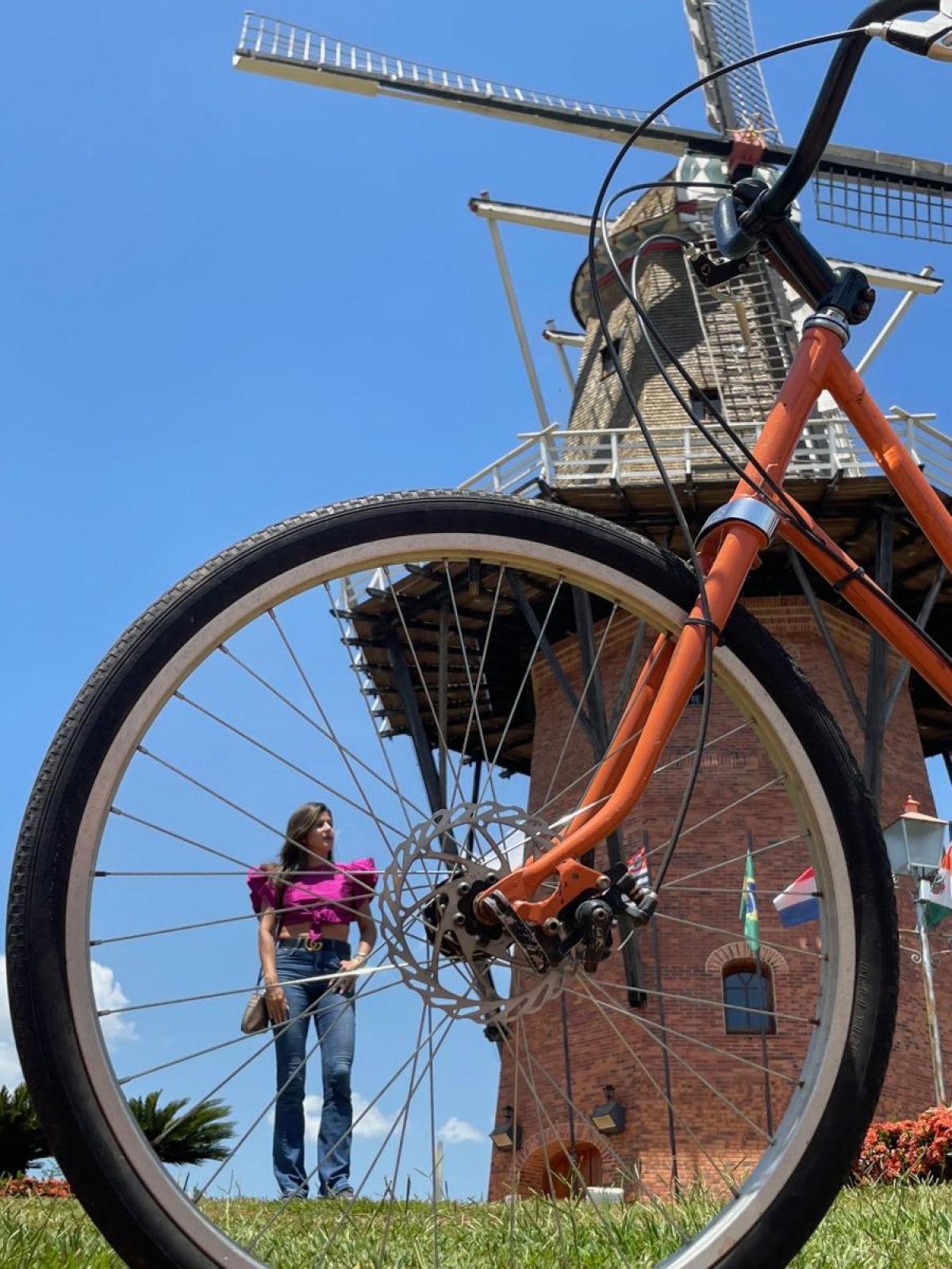 Dá para visitar todas as atrações de bicicleta. Aluguei uma na cidade - Foto: Turismo Holambra