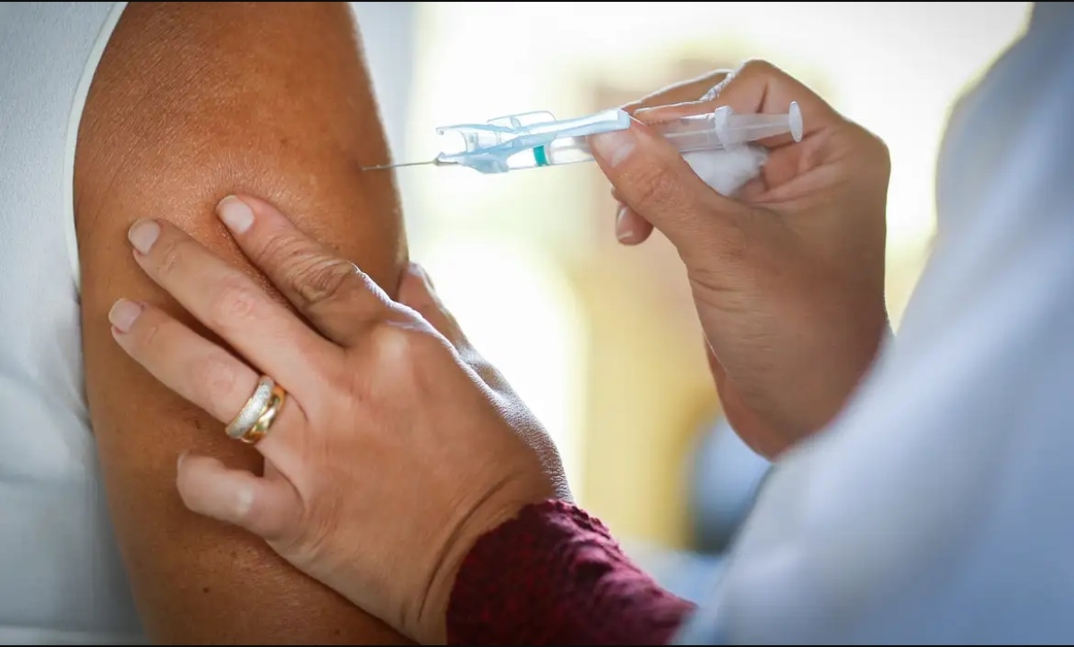 Mesmo com diferenças, os dois imunizantes têm baixo risco de efeitos e protegem contra os quatro sorotipos do vírus causador da dengue - Foto: Walterson Rosa | MS | Via Agência Brasil