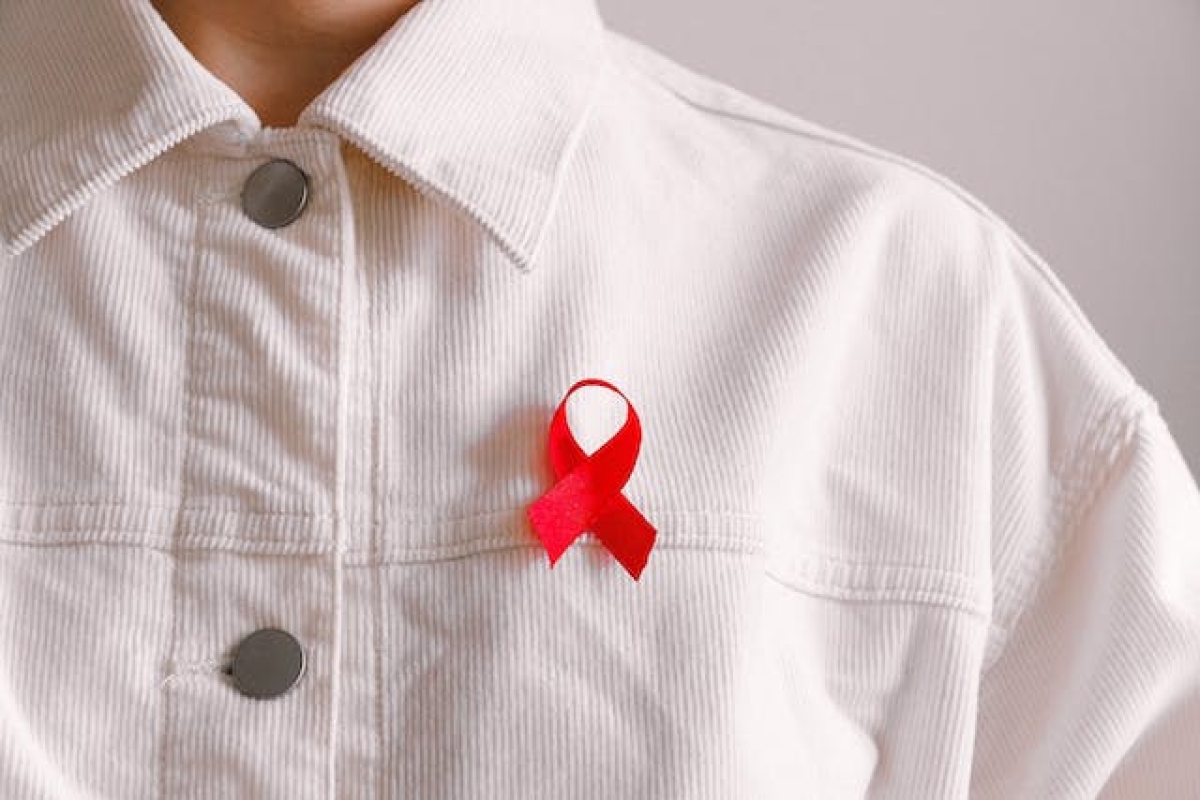 O símbolo da campanha Dezembro Vermelho, que marca a prevenção e a luta contra as IST, o HIV e a AIDS - Foto: Anna Shvets | Pexels