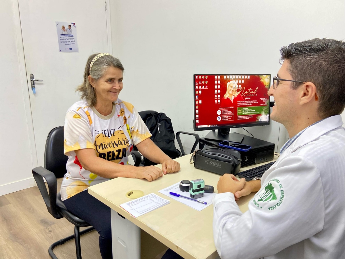 A beneficiária do Ipesaúde, Elvanir Aragão, durante a consulta com o dematologista Marcos Seabra - Foto: Francielle Nonato | Agecom | Ipesaúde