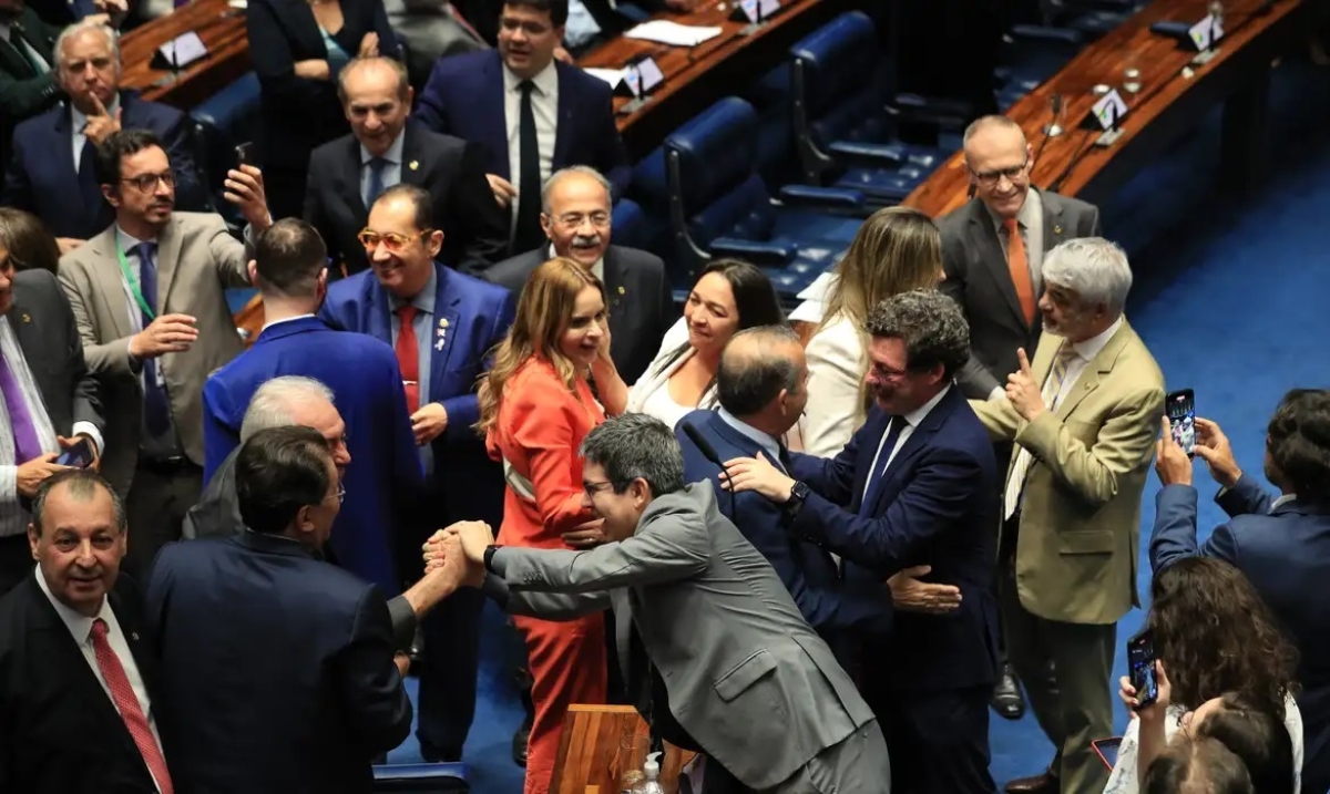 Brasília (DF), 08/11/2023 - Sessão que votou em  primeiro turno, a proposta de emenda à Constituição (PEC 45/2019) da reforma tributária (senadores governistas comemoram a votação) - Foto: Lula Marques | Agência Brasil