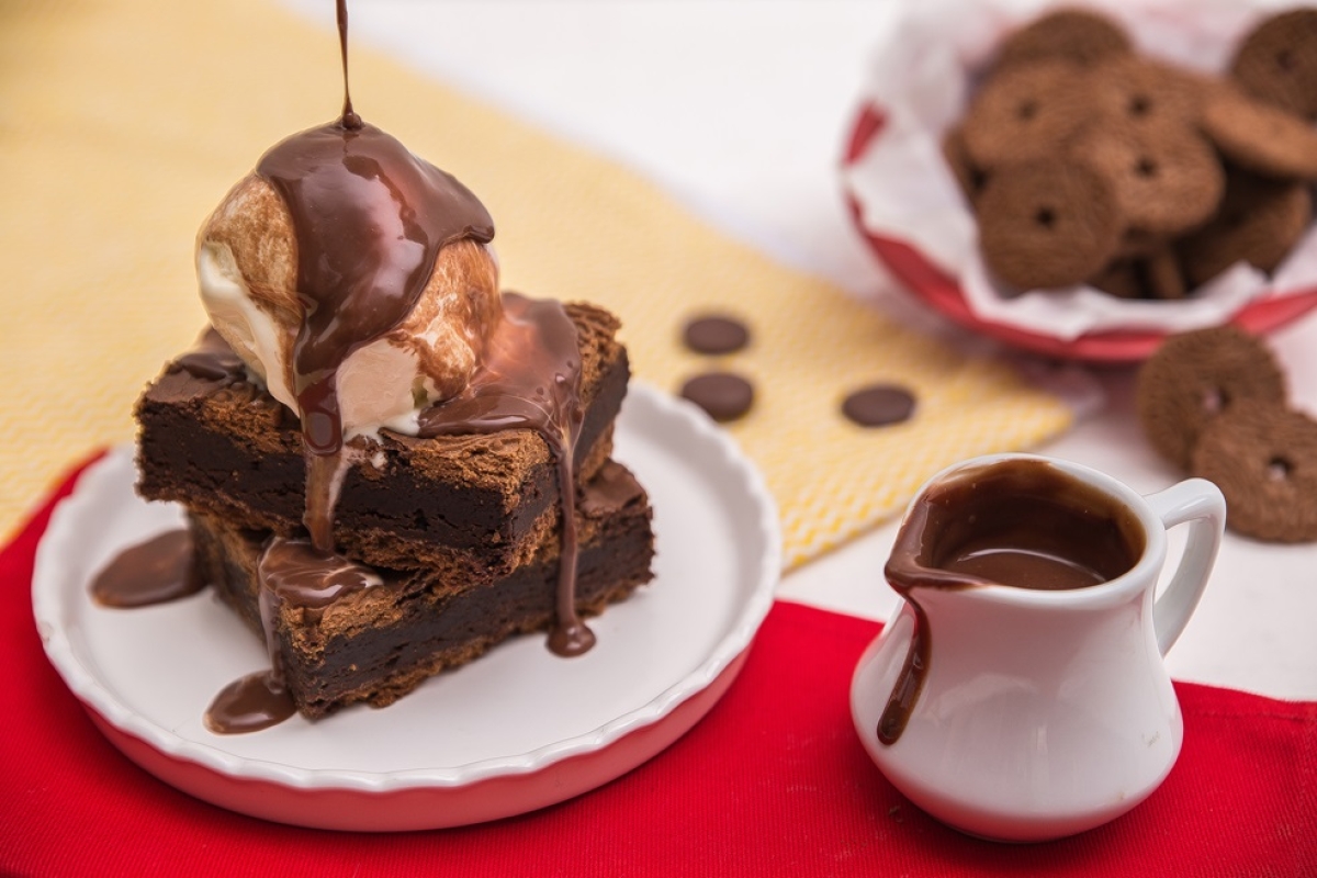 Brownie Crocante com Sorvete e Calda de Creme de Avelã - Foto: Marca Fortaleza | Divulgação