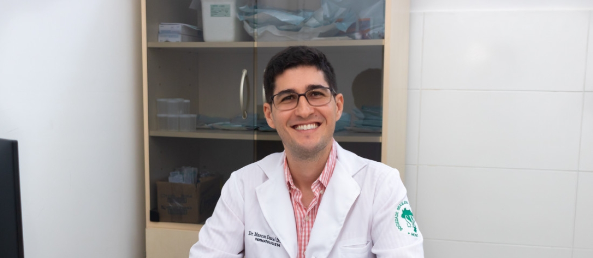 Dermatologista do Ipesaúde, Marcos Seabra alerta sobre importância do diagnóstico precoce da
hanseníase - Foto: Ipesaúde