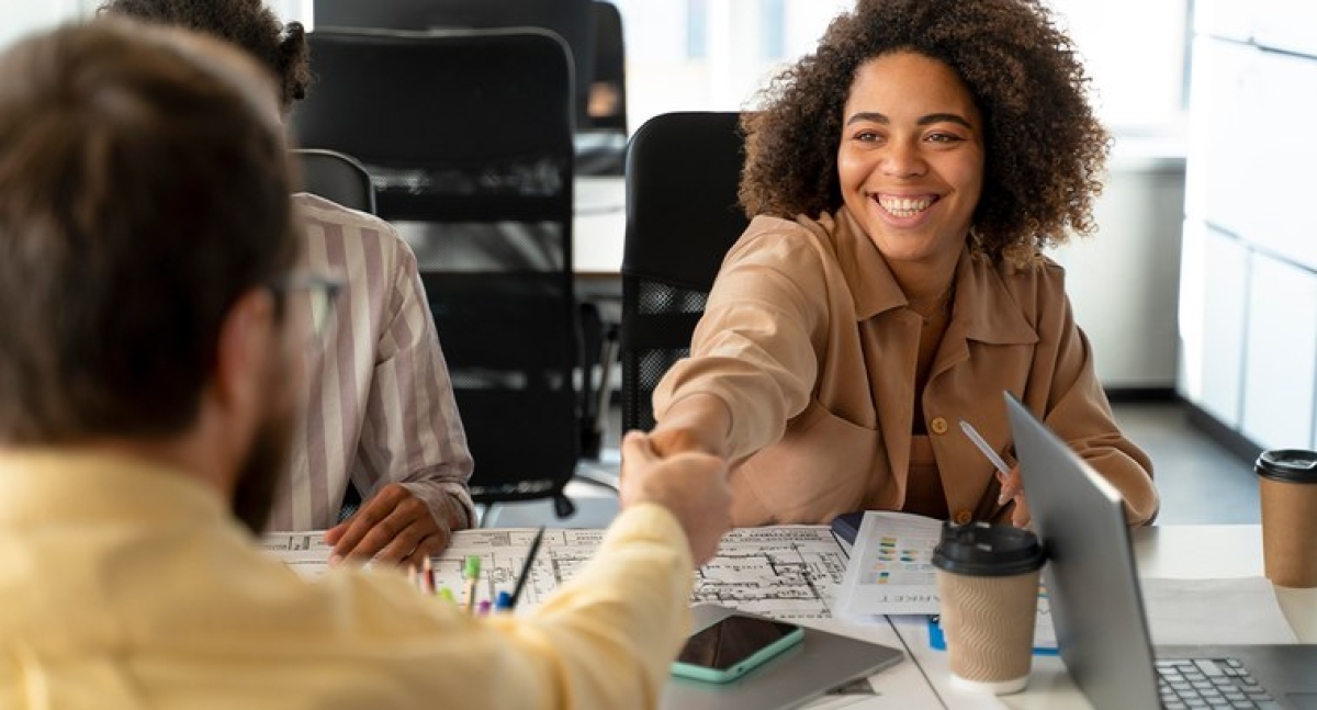 Servidora sendo recebida - Foto: TRE Sergipe