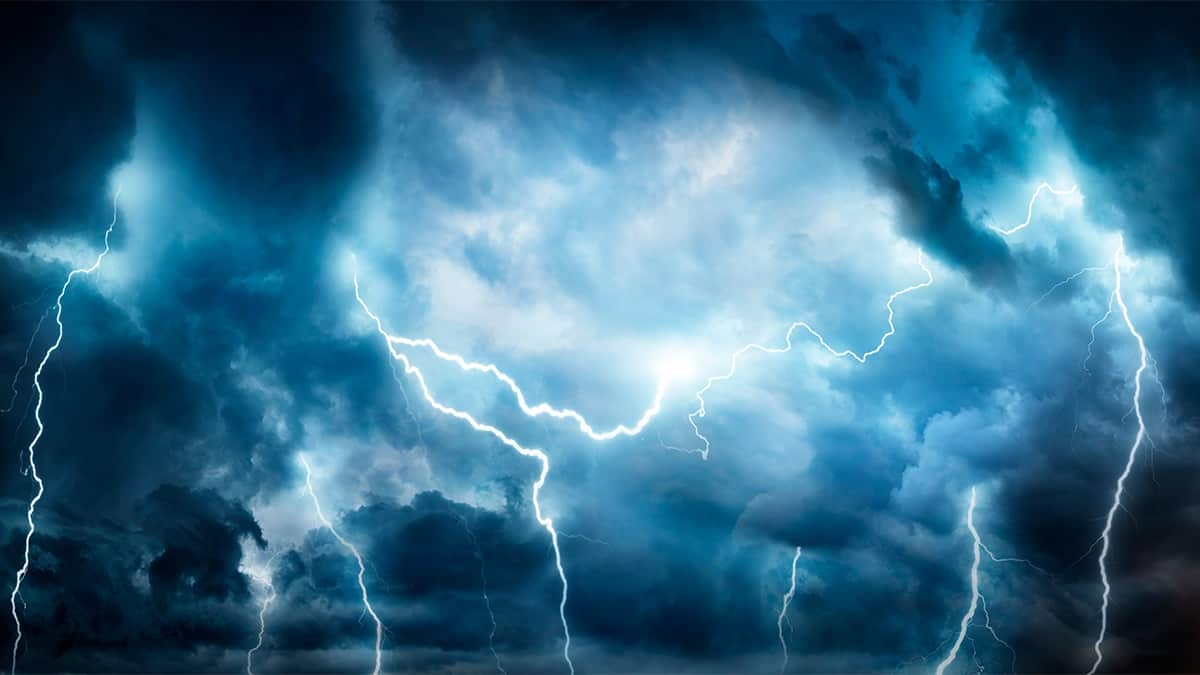 Imagem de nuvens e raios durante tempestade a noite - Imagem: Triff | Shutterstock