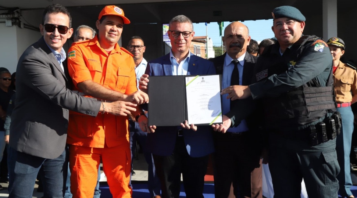 "Somos um governo que valoriza a sua Segurança Pública", diz Fábio Mitidieri, ao sancionar leis que corrigem benefícios para militares e bombeiros - Foto: André Moreira | Governo de Sergipe