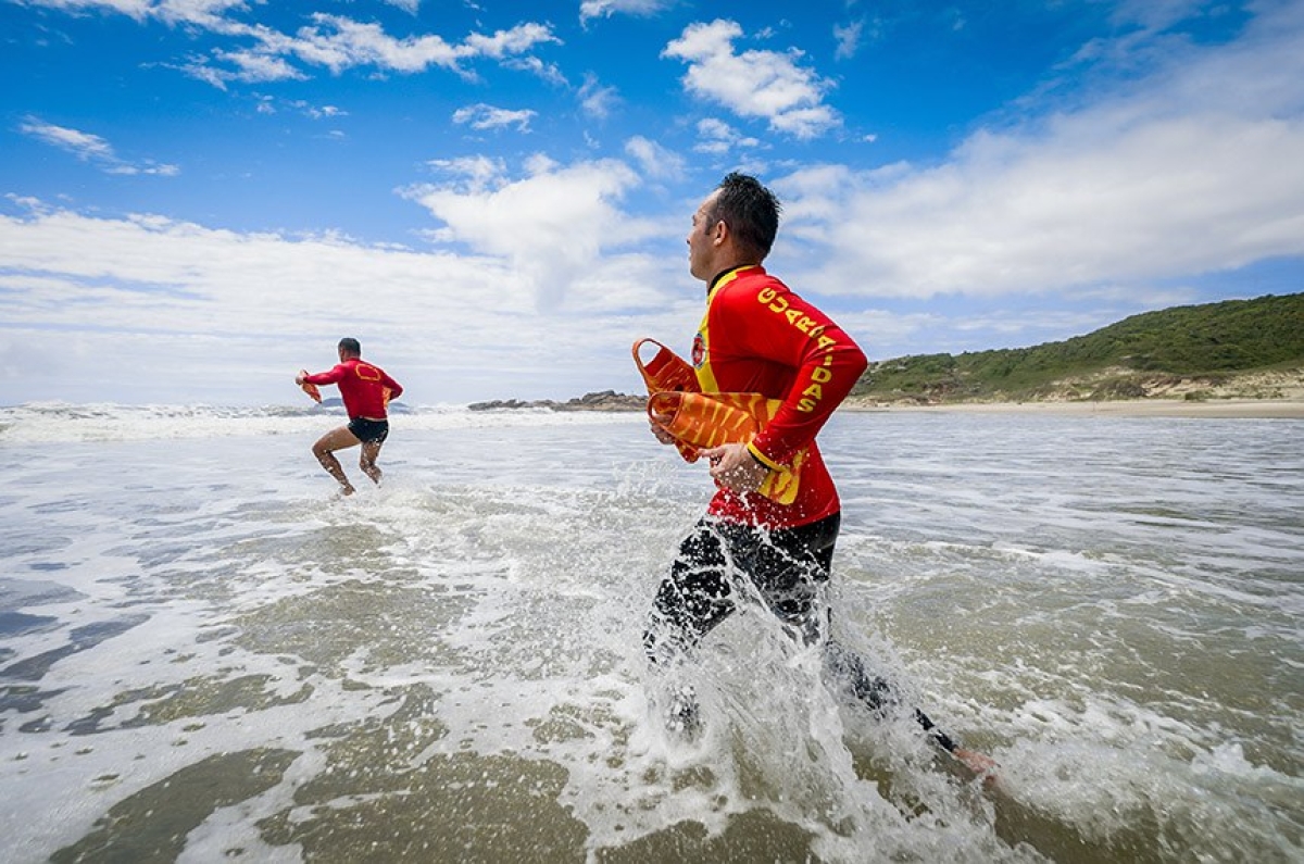 Integrantes do Corpo de Bombeiros Militar de Santa Catarina atuando como salva-vidas em praia do estado -Foto: Secom-SC
