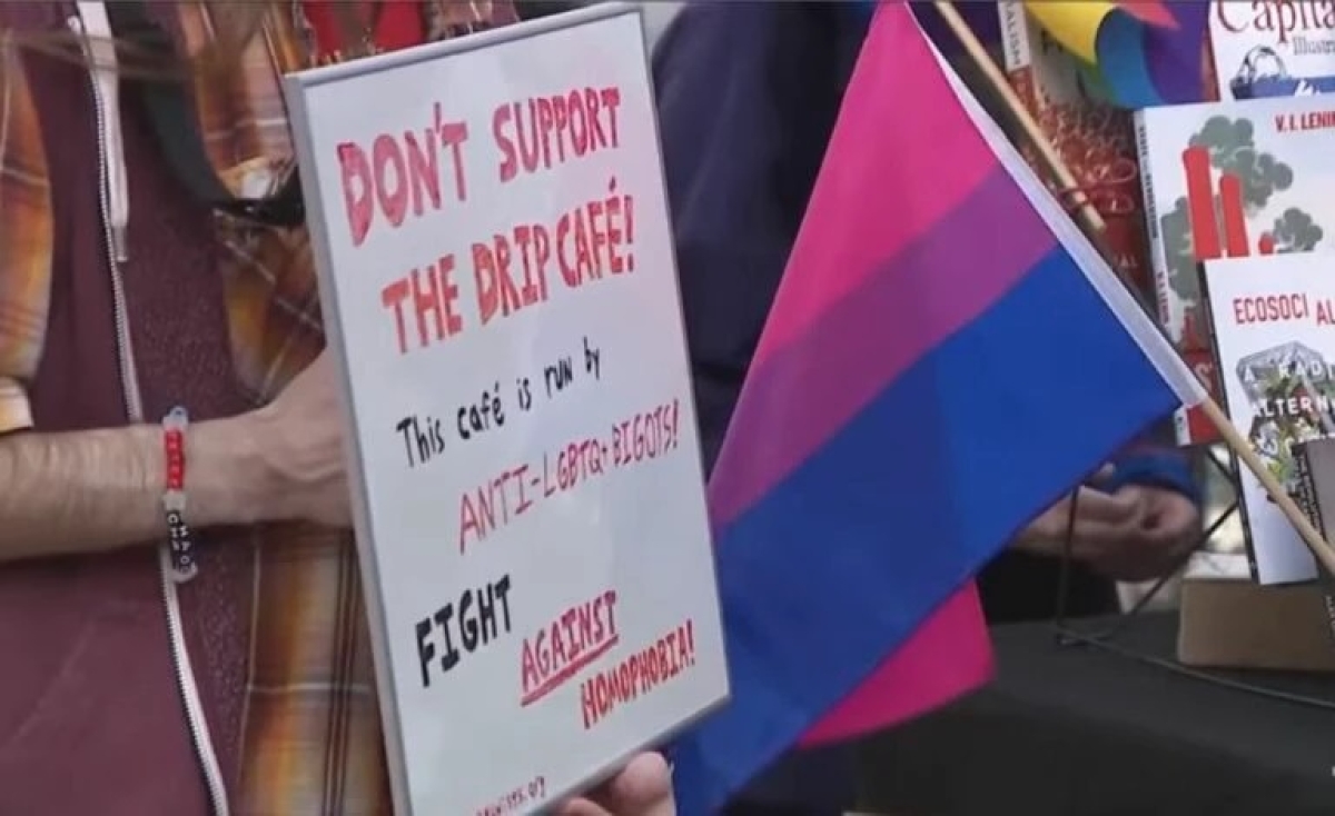 Ativistas criticam a visão bíblica do dono da cafeteria - Foto: YouTube | Denver 7