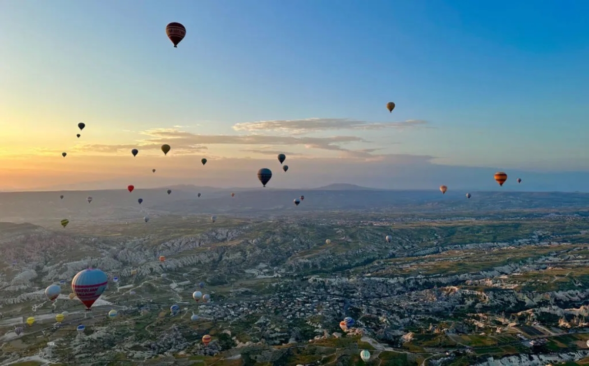 A Capadócia e os balões coloridos no céu - Foto: Existe Um Lugar no Mundo