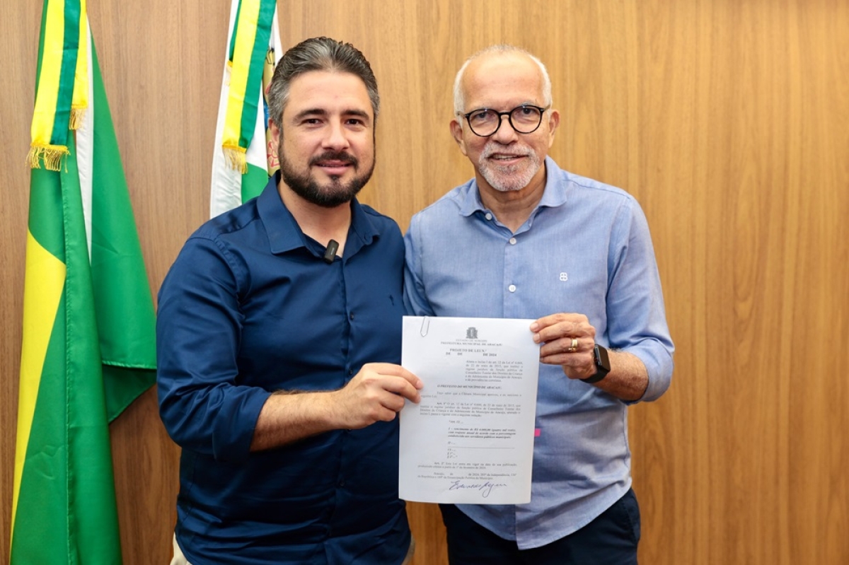 Prefeito Edvaldo Nogueira entrega ao presidente da Câmara PL que reajusta salários dos conselheiros tutelares - Foto: Secom Prefeitura de Aracaju