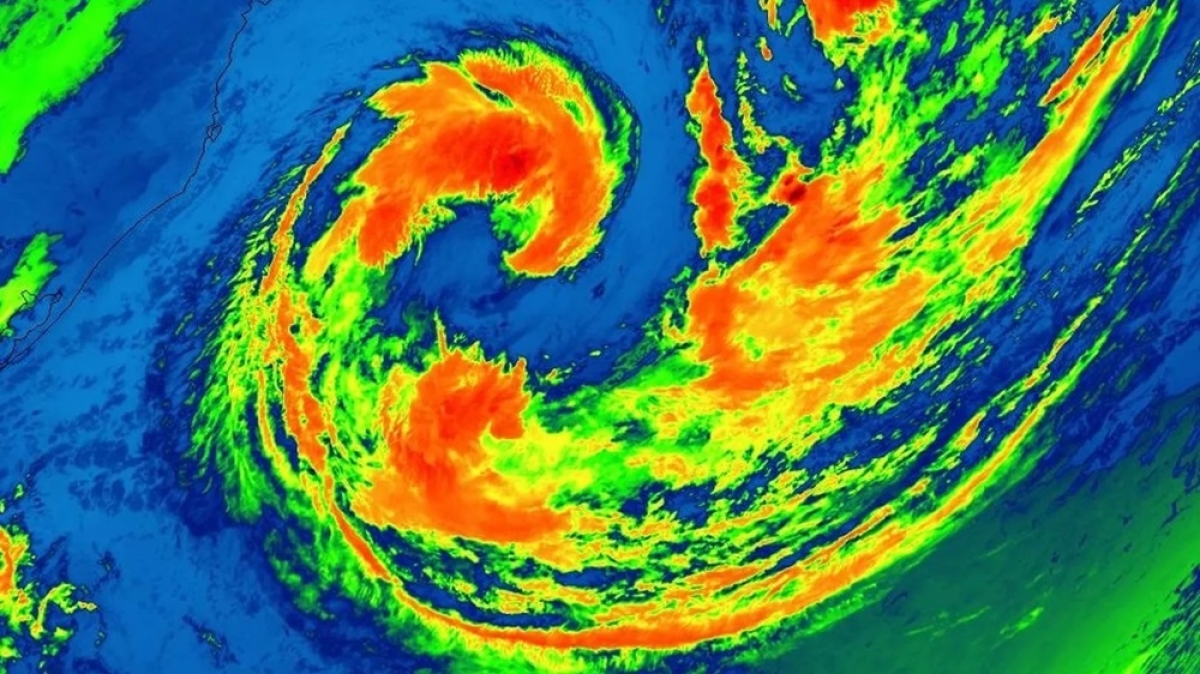 Imagem de satélite mostra a tempestade tropical Akará no litoral sul do Brasil. Imagem: NOAA | NASA