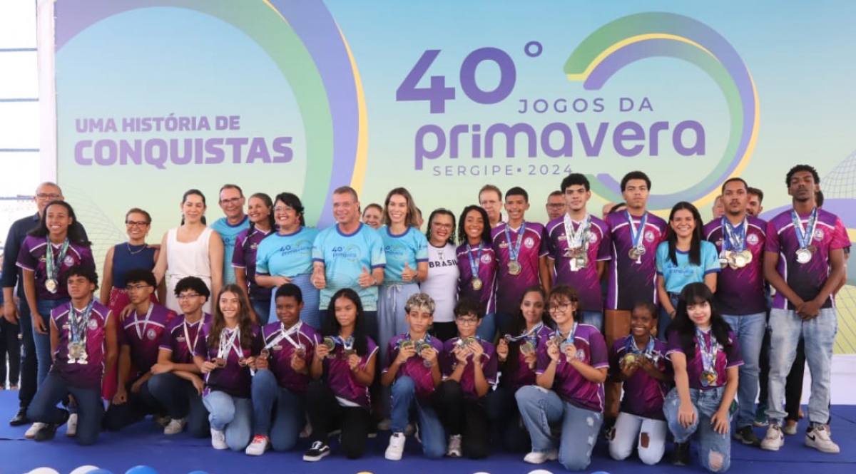 Governador Fábio Mitidieri junto aos medalhistas dos Jogos da Primavera de 2023 - Foto: César de Oliveira e André Moreira | Governo de Sergipe