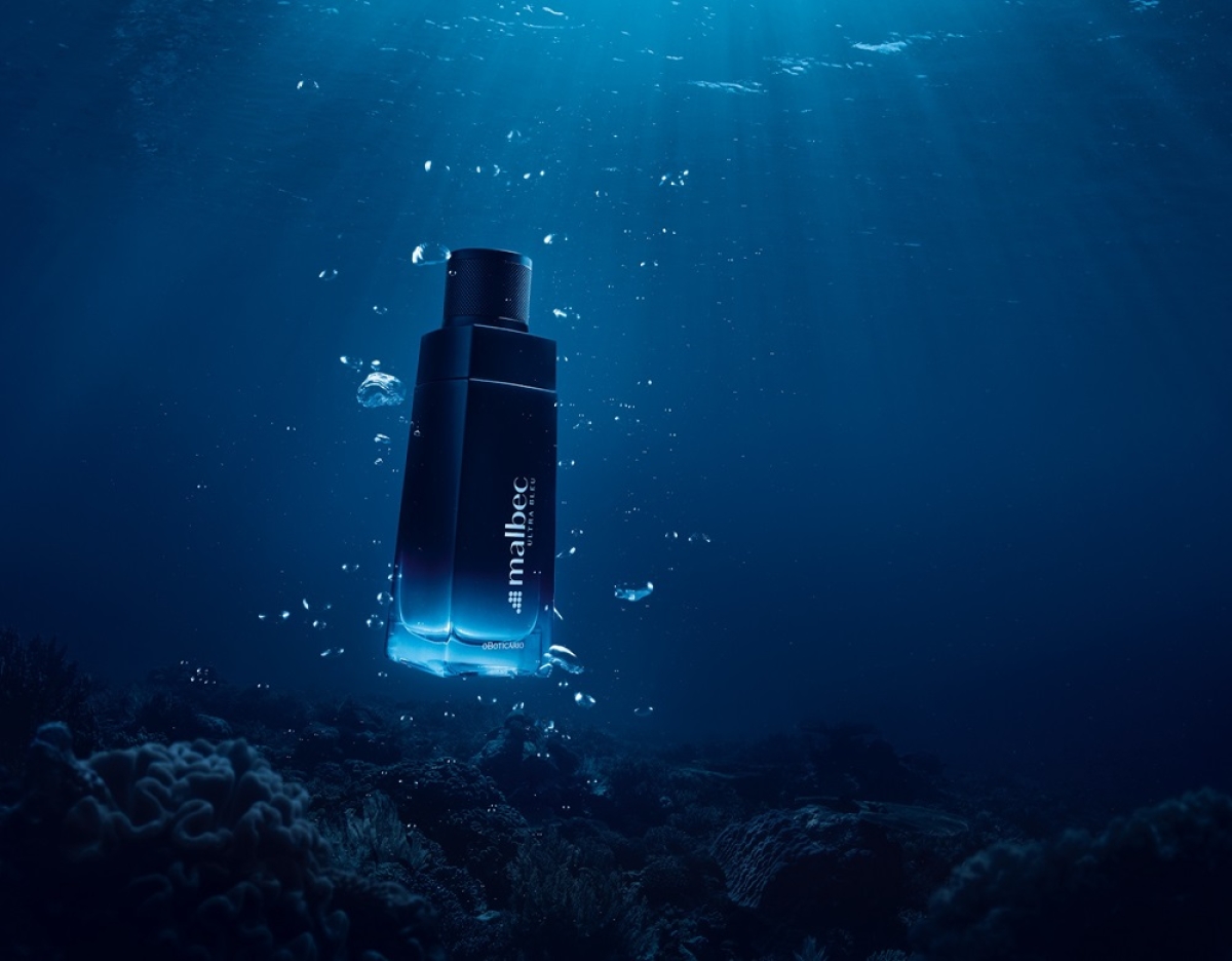 Conhecida pelas fragrâncias amadeiradas, Malbec imerge novamente no território do frescor e traz a versão Ultra Bleu para o portfólio regular - Imagem: Divulgação | O Boticário Conhecida pelas fragrâncias amadeiradas, Malbec imerge novamente no território do frescor e traz a versão Ultra Bleu para o portfólio regular - Imagem: Divulgação | O Boticário