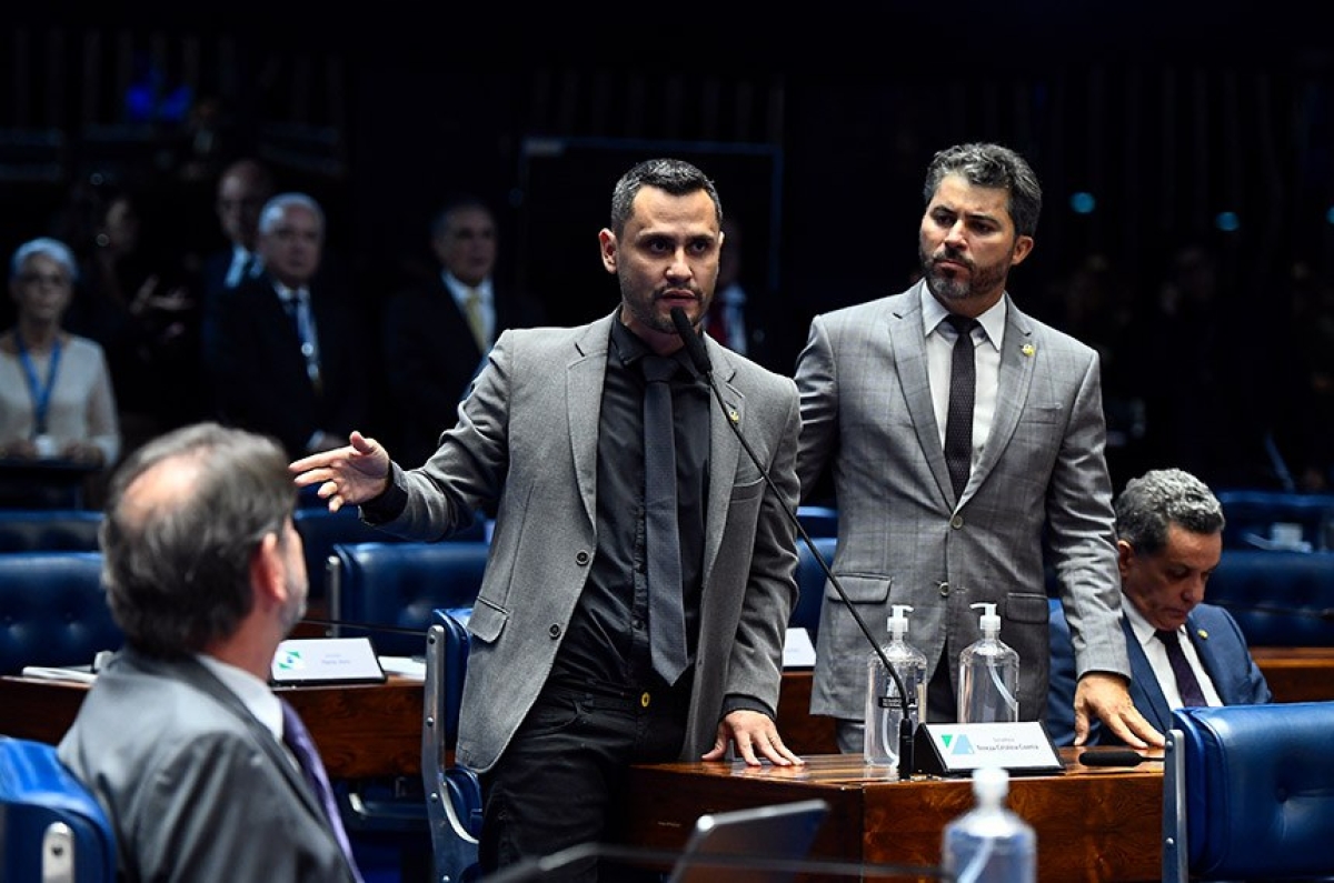 Senador Cleitinho, à esquerda, ao lado do relator Marcos Rogério, agradece no Plenário a aprovação da PEC - Foto: Roque de Sá | Agência Senado
