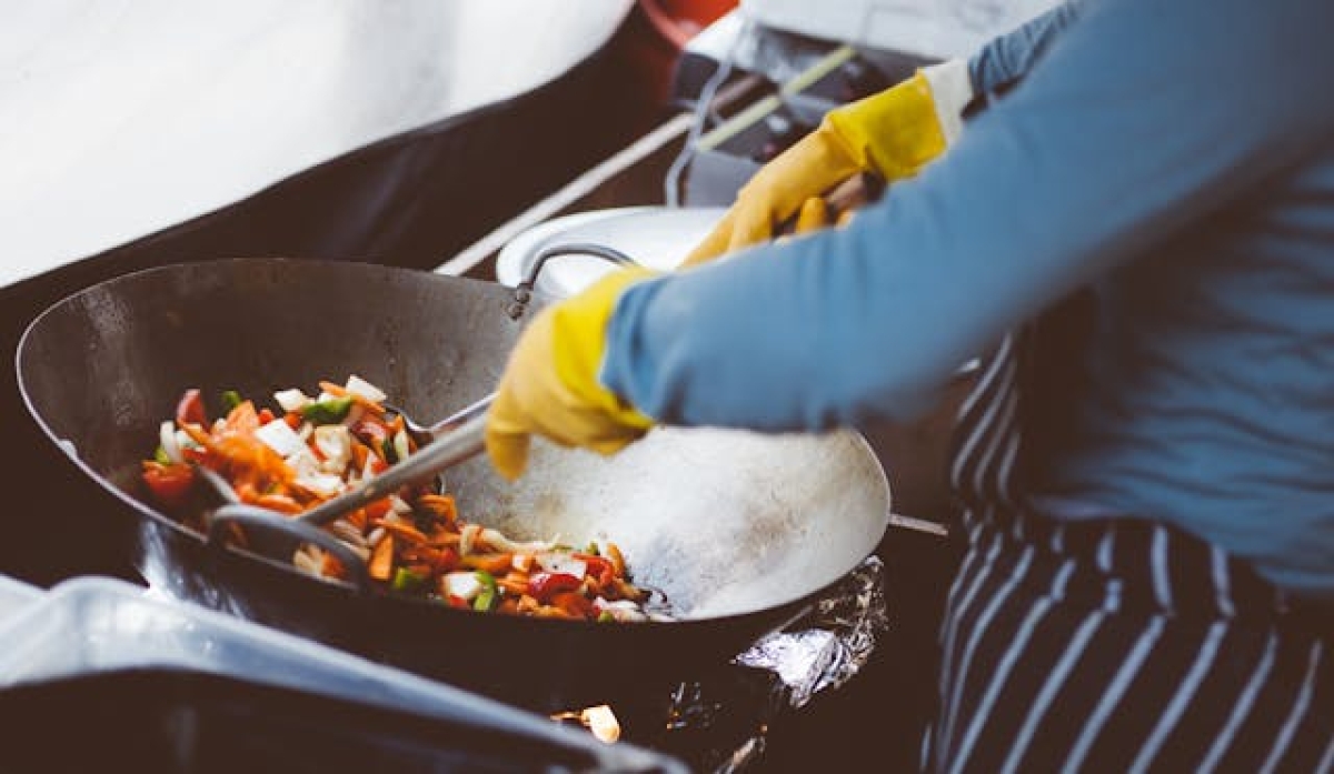 A higienização e o preparo dos alimentos passa por lavar bem as mãos e manter a higiene ao manipular os produtos - Foto: Clem Onojeghuo | Pexels