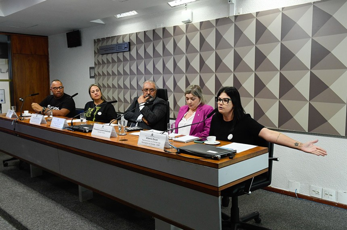 Presidente da CDH, o senador Paulo Paim (C) comandou a audiência- Foto:Roque de Sá/Agência Senado