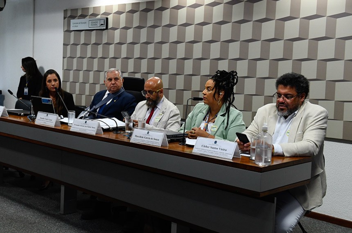 Senador Izalci (centro) preside a audiência proposta por ele - Foto: Roque de Sá/Agência Senado