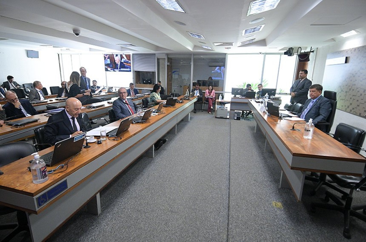 O relator da proposta, Confúcio Moura (à esq.), defendeu a aprovação do texto - Foto: Pedro França/Agência Senado