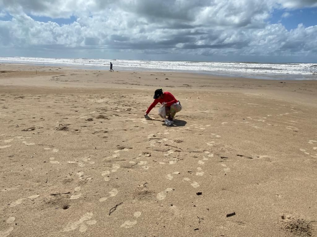 Pesquisas em andamento nas praias do litoral sergipano, junto às bacias costeiras: ameaça da poluição - Foto: Divulgação/Unit
