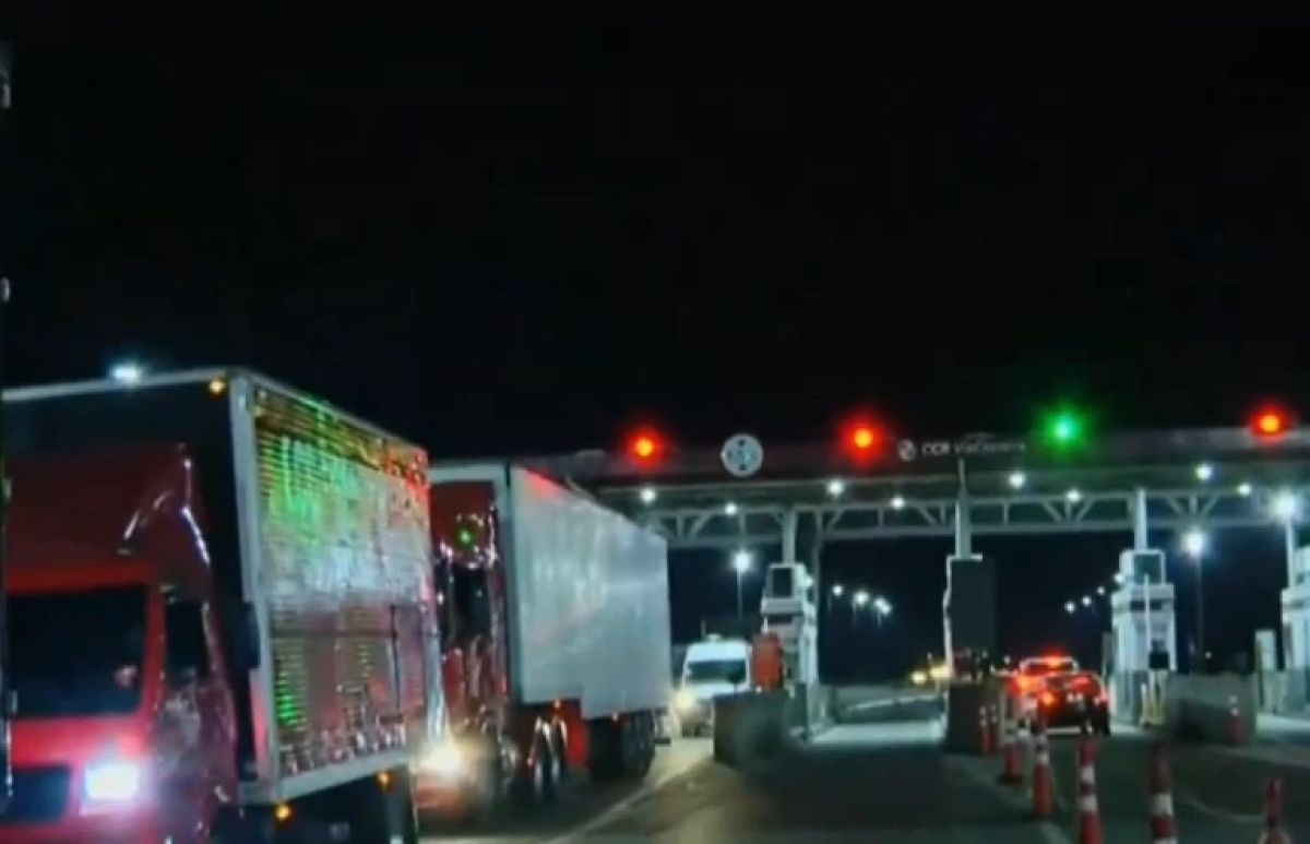 Caminhões em ponto de fiscalização - Foto: Reprodução/SBT