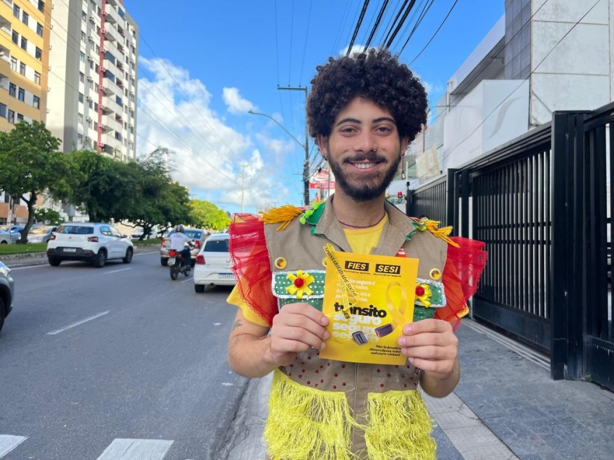 Maio Amarelo: ação educativa da SMTT orienta sobre o uso correto da faixa de pedestres - Foto: Ascom/SMTT Aracaju