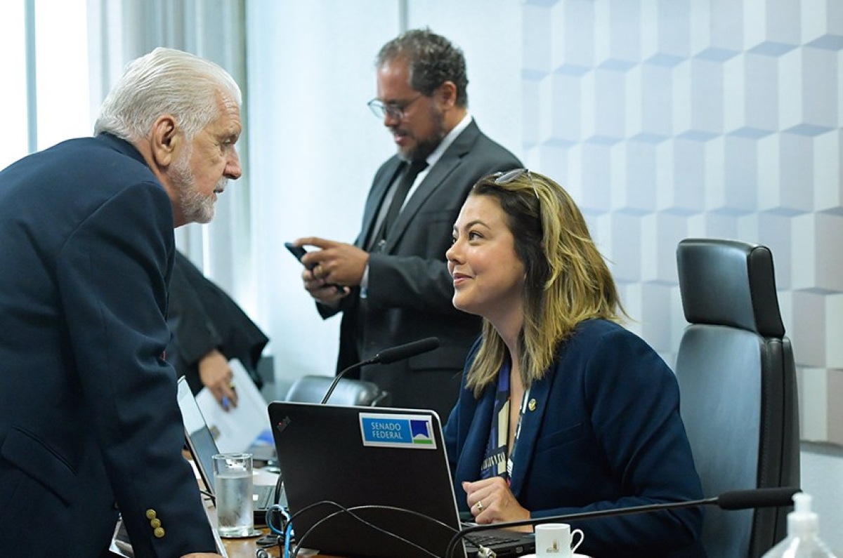 Relator, o senador Jaques Wagner conversa com a presidente da comissão, senadora Leila - Foto: Geraldo Magela/Agência Senado
