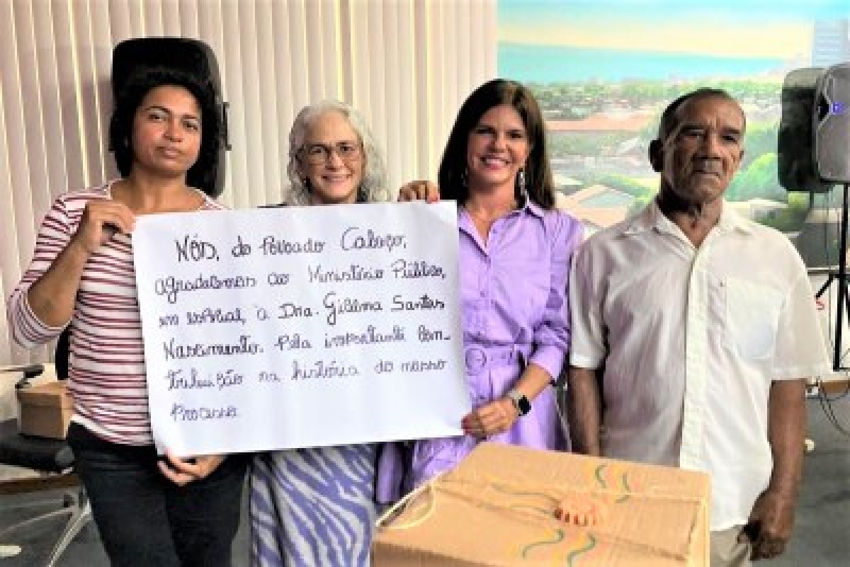 A procuradora-chefe do MPF em Sergipe, Eunice Dantas (à direita), junto aos moradores do povoado Cabeço durante audiência judical para assinatura de acordo com a Chesf, na Justiça Federal em Aracaju (SE), em 13/05/2024 - Foto: Ascom Justiça Federal/MPF Sergipe

