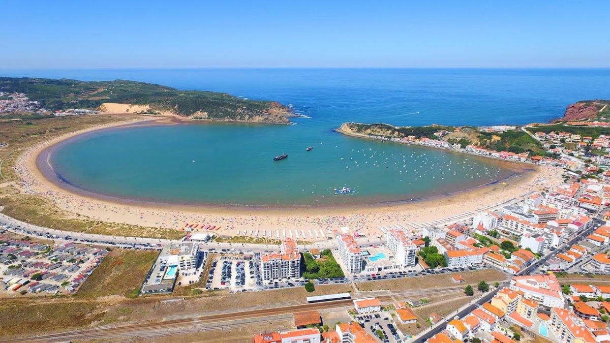 Praia de São Martinho do Porto tem o formato de concha - Foto: Turismo Centro de Portugal