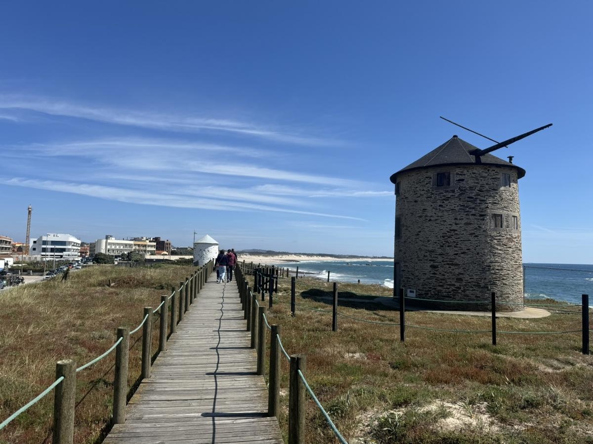 Os Moinhos são a marca registrada da praia da Apúlia - Foto: Carla Passos