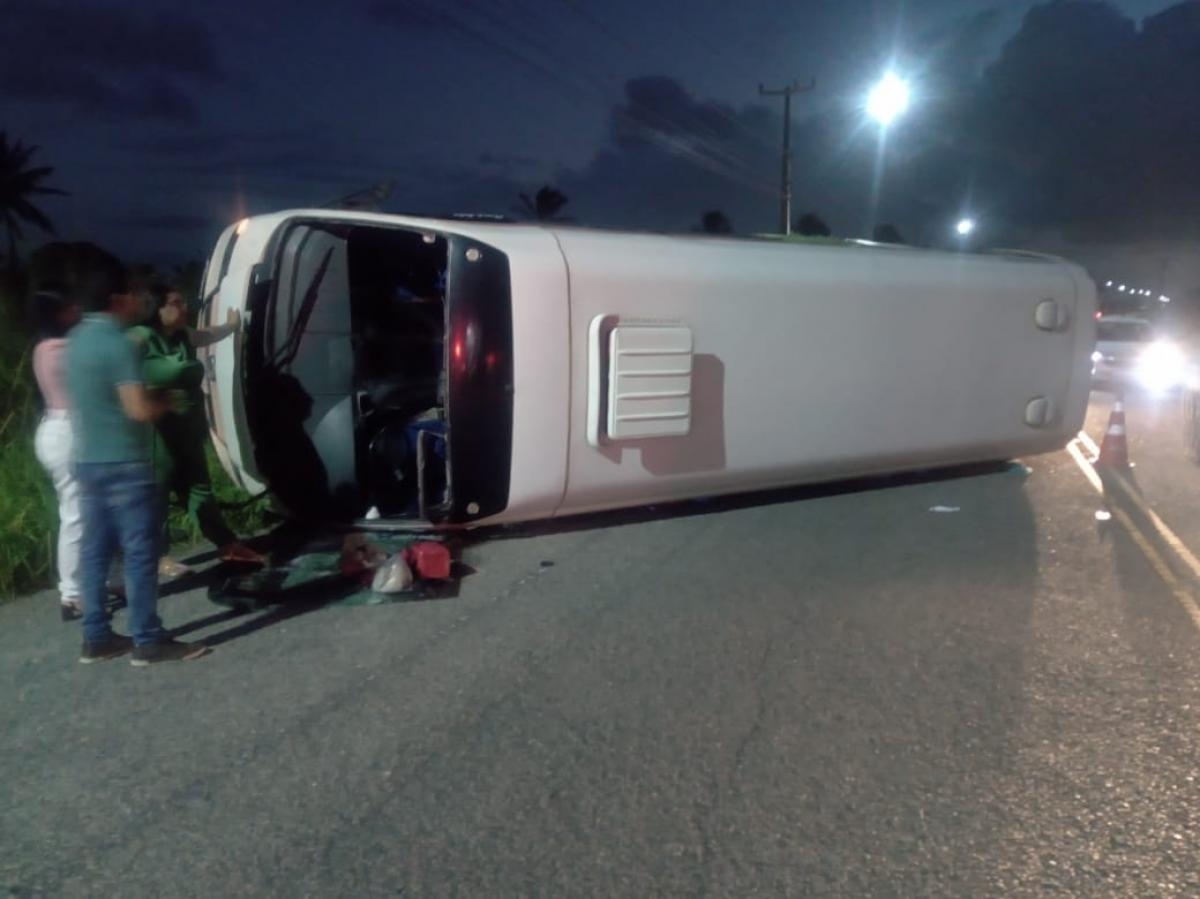 Carro de passeio e micro-ônibus se envolvem em acidente na SE-100 - Foto: Reprodução/ BPRv
