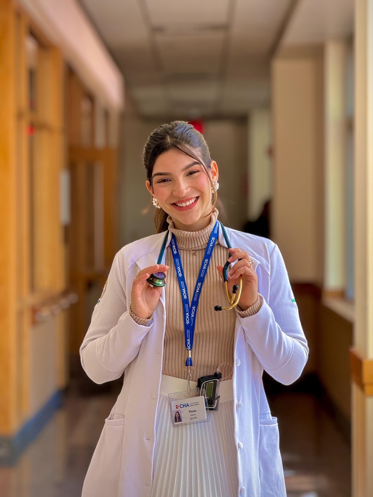 Maria Eduarda Dantas, aluna de Medicina da Unit, passou um mês em Boston, nos Estados Unidos, onde conheceu modernos equipamentos e sistemas de tratamento da doença  - Foto: Asscom Unit
