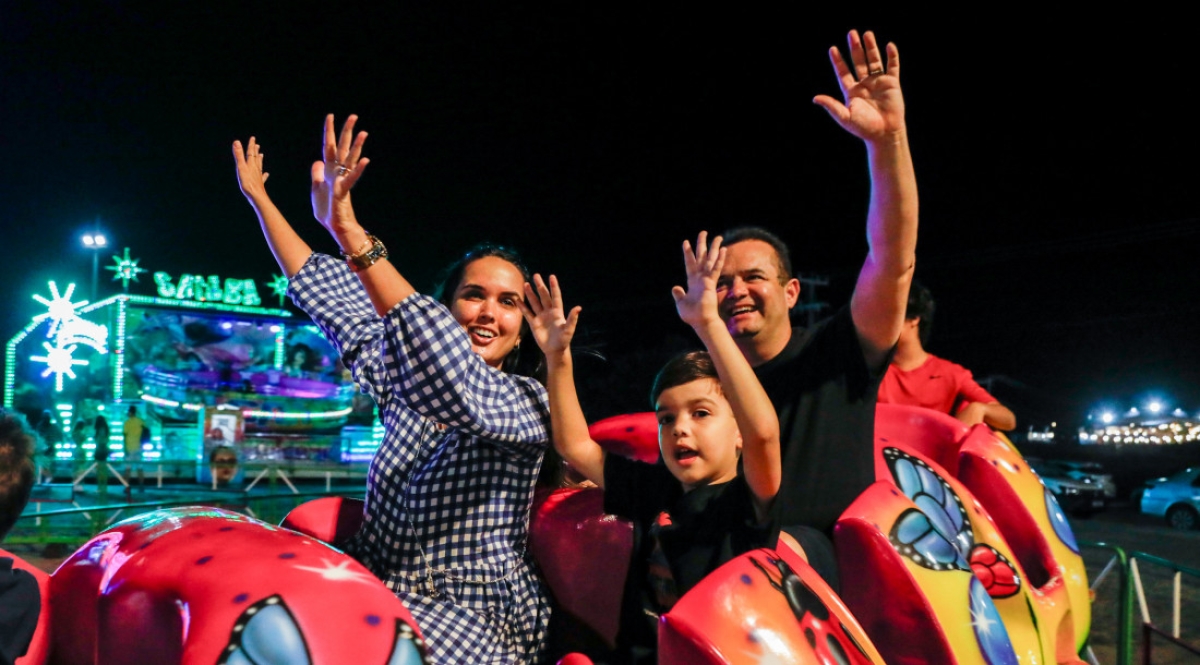 Patrícia e Sandrino Pereira aproveitaram o brinquedo juntamente com o filho - Foto: Diego Souza/Governo de Sergipe
