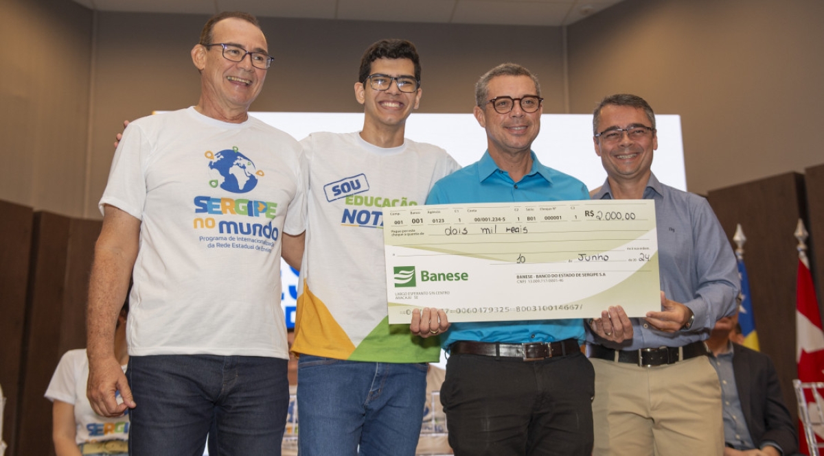 ﻿Banese premia os dez alunos da rede estadual mais bem pontuados no Enem 2023 - Foto: Moema Costa/Governo de Sergipe
