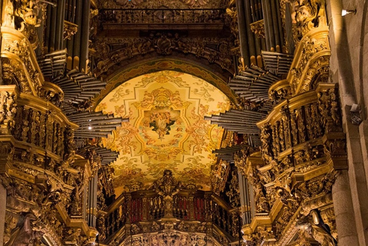 Vale a pena uma visita ao interior da Sé de Braga. Esse é o órgão impressionante da igreja - Foto: Carla Passos