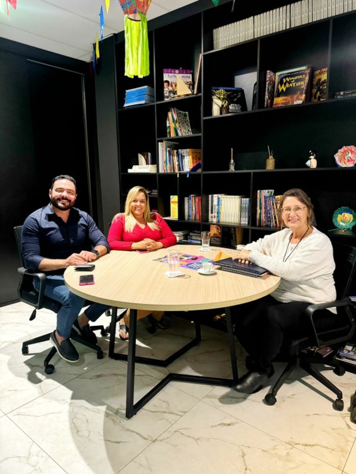 A diretoria da Escola do legislativo de Aracaju Professora Neuzice Barreto de Lima, unidade vinculada à Câmara Municipal de Aracaju (CMA), composta pelo diretor da unidade Vander Costa e a coordenadora pedagógica, Irla Suelem, esteve reunida com a Coordenadora Estadual do Programa Jovem Senador, Nadia Cardoso - Foto: Lucas Oliver/CMA
