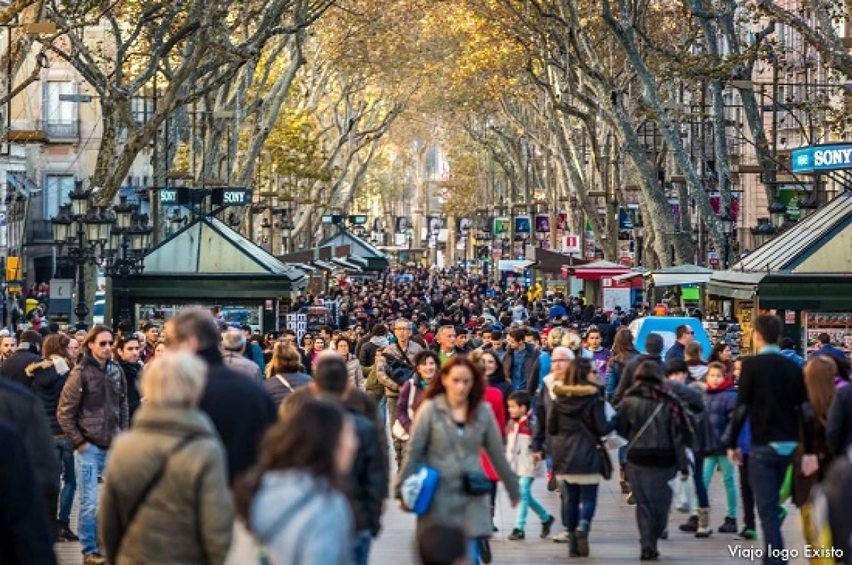 Rua lotada em Barcelona - Foto: Viajo Logo Existo
