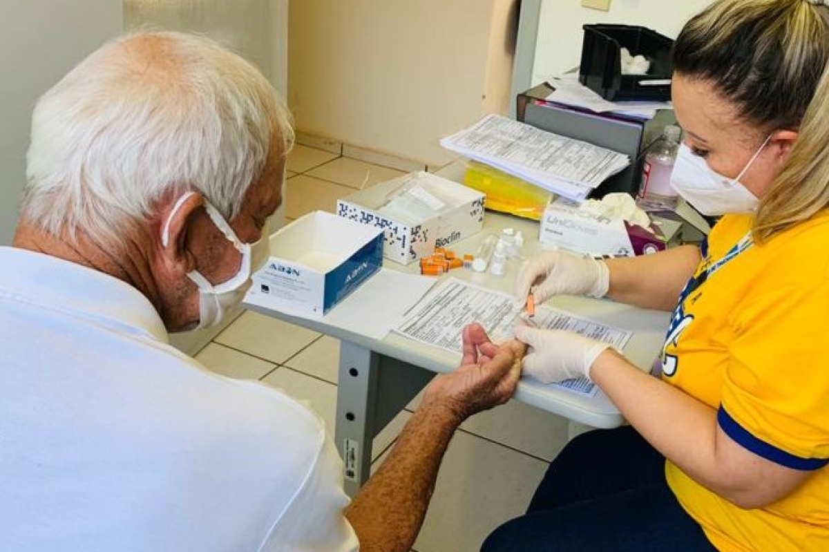 Ação de testagem para a detecção de hepatites B e C, uma das ações de prevenção realizadas durante o Julho Amarelo - Foto: Divulgação/Prefeitura de Urupês-SP
