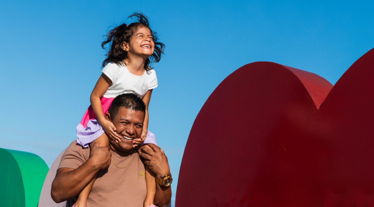 Tratamento com canabidiol devolve qualidade de vida a pacientes do SUS em Sergipe, a exemplo de Maria Francy (com pai, Pedro Henrique) - Foto: Arthuro Paganini/Governo de Sergipe

