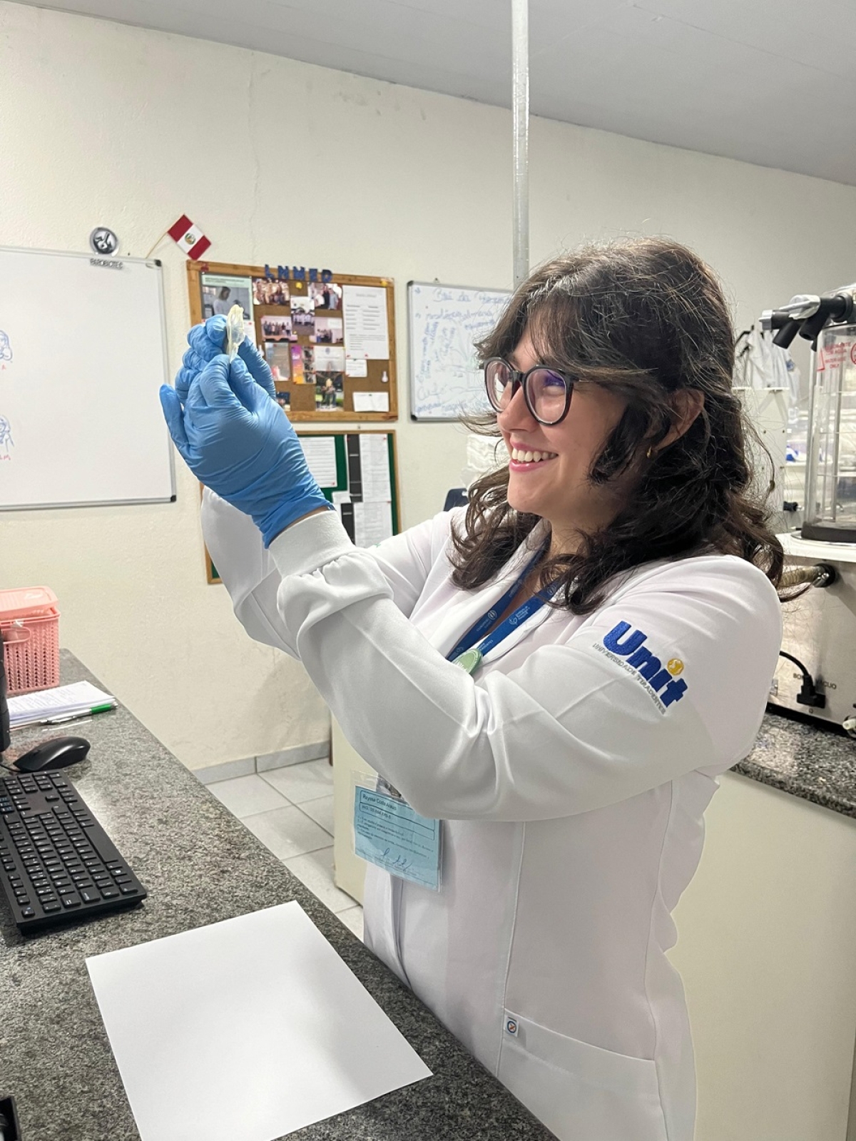 A estudante Rayssa Costa Araújo, do 8° período do curso de Biomedicina, que atuam em uma pesquisa de iniciação científica sobre membranas para tratamento contra o câncer de pele - Foto: Divulgação
