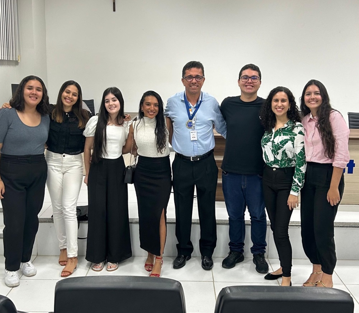Os alunos integrantes do projeto Vozes da Rua (Mirela Daniele Martins Santos, Lizandra Santana Leandro, Maria Júlia Nascimento Barbosa, Rebeca Monteiro Alves de Souza Santos, José Eduardo Oliveira Nascimento, Lys Karoline Viana Ribeiro e Camila Pinheiro Salustiano), com o professor e orientador Ricardo das Mercês Carneiro - Foto: Divulgação/Asscom Unit

