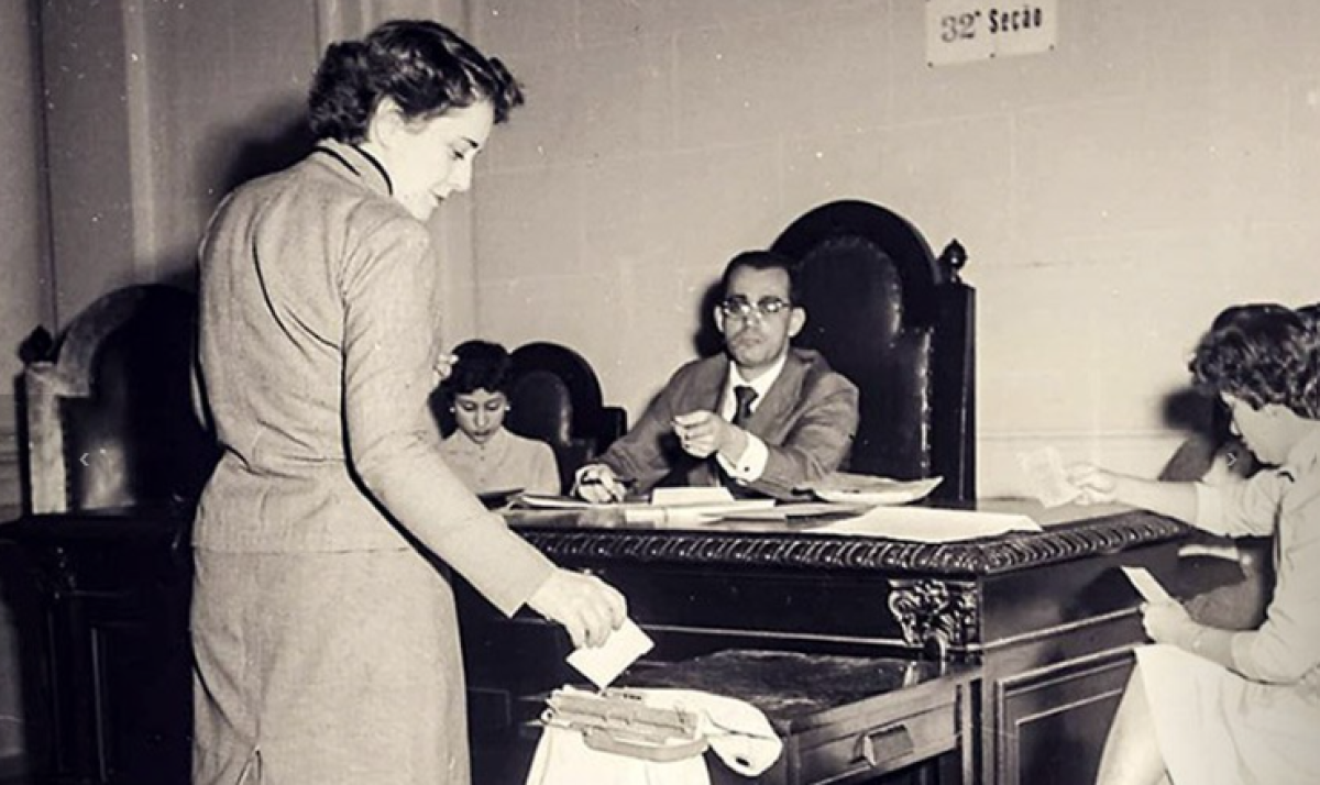 Em 1955, eleitora vota para presidente da República, no Rio: direito arduamente conquistado -  Foto: Agência Senado
